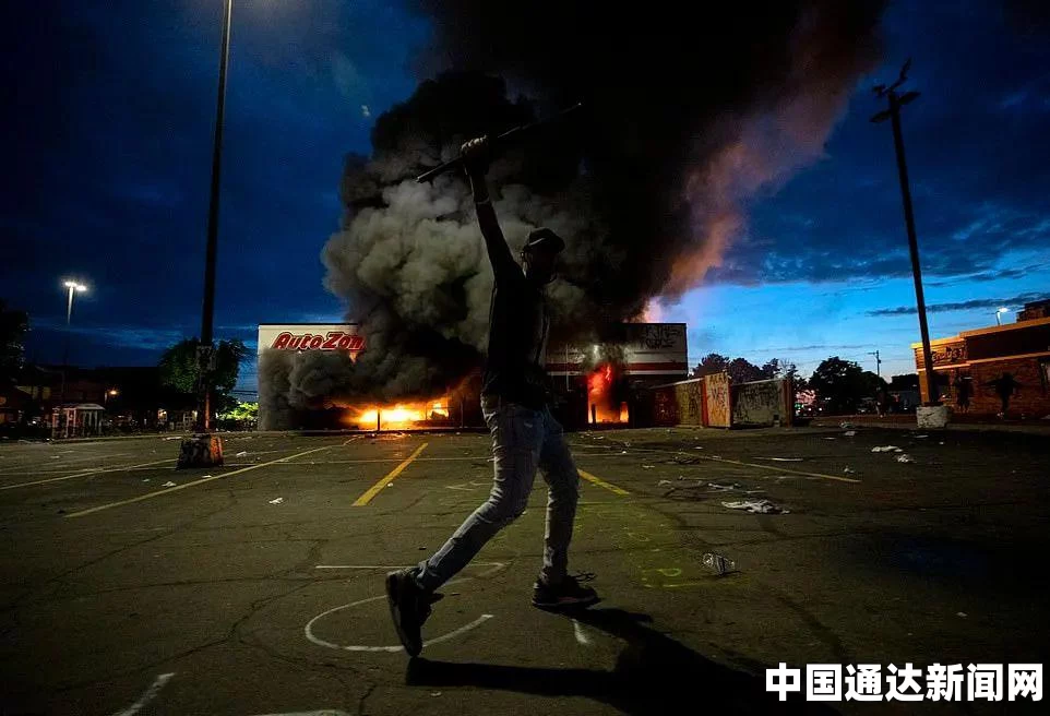 黑人 巨大：探索激情与力量交织的画面，引发对人性深度的思考与情感共鸣