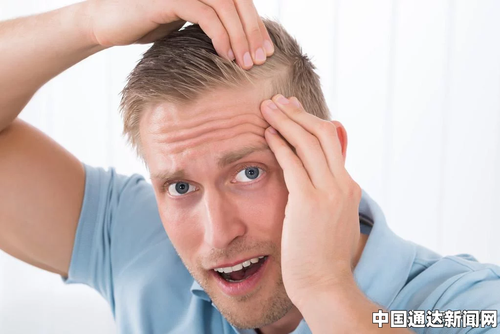 头皮毛囊炎是一种常见的皮肤疾病，主要由于毛囊受到细菌或真菌感染而引起。这种疾病通常会导致头皮出现红肿、瘙痒、疼痛和脓包等症状，给患者带来极大的困扰。
