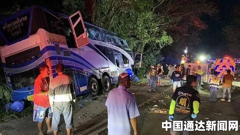 泰旅游大巴侧翻48人受伤 或因下雨路滑致车辆失控
