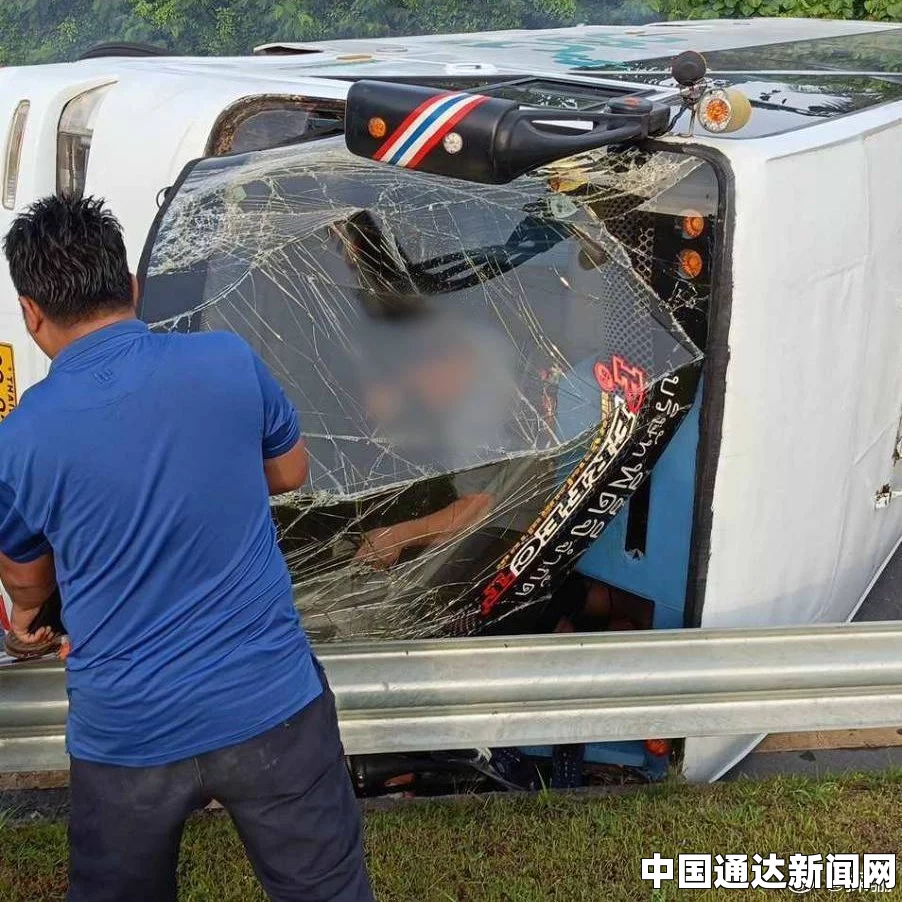 泰旅游大巴侧翻48人受伤 或因下雨路滑致车辆失控
