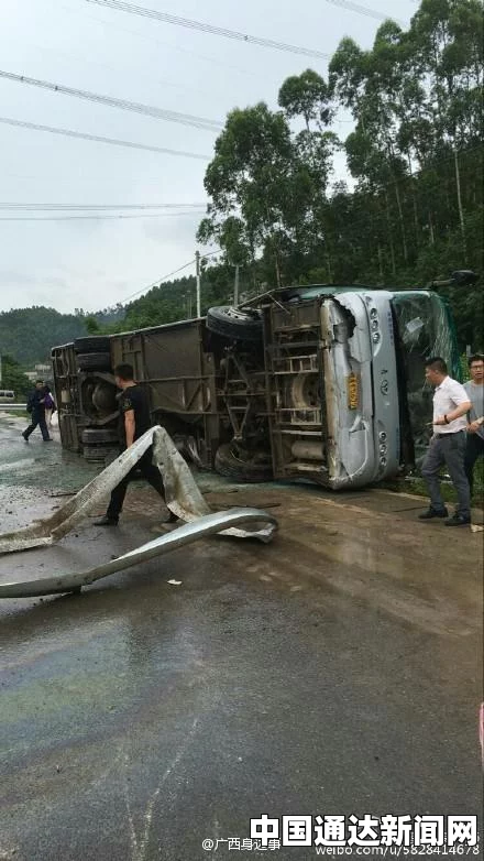 泰旅游大巴侧翻48人受伤 或因下雨路滑致车辆失控