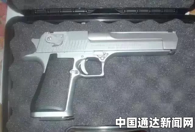 情侣为成网红用书挡子弹，男方被沙漠之鹰手枪射死